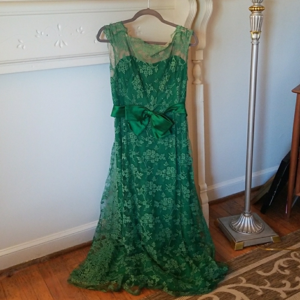 VTG GORGEOUS emerald lace gown
